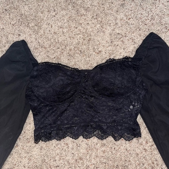 Long-sleeved, lace, padded crop top. - Picture 2 of 2